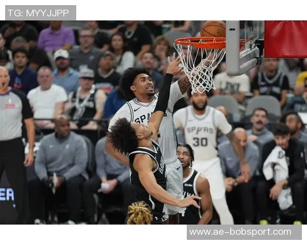 文班半场示意哈珀空接成功引发全场惊叹瞬间 文班半场示意哈珀空接成功引发全场惊叹瞬间