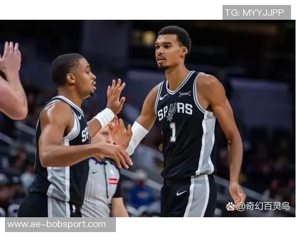 凯尔登全场完美表现5投全中14分3篮板1助攻3抢断正负值高达20分领衔全场