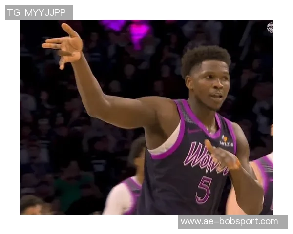 爱德华兹表现稳定半场10投5中贡献12分2篮板罚球命中率待提高